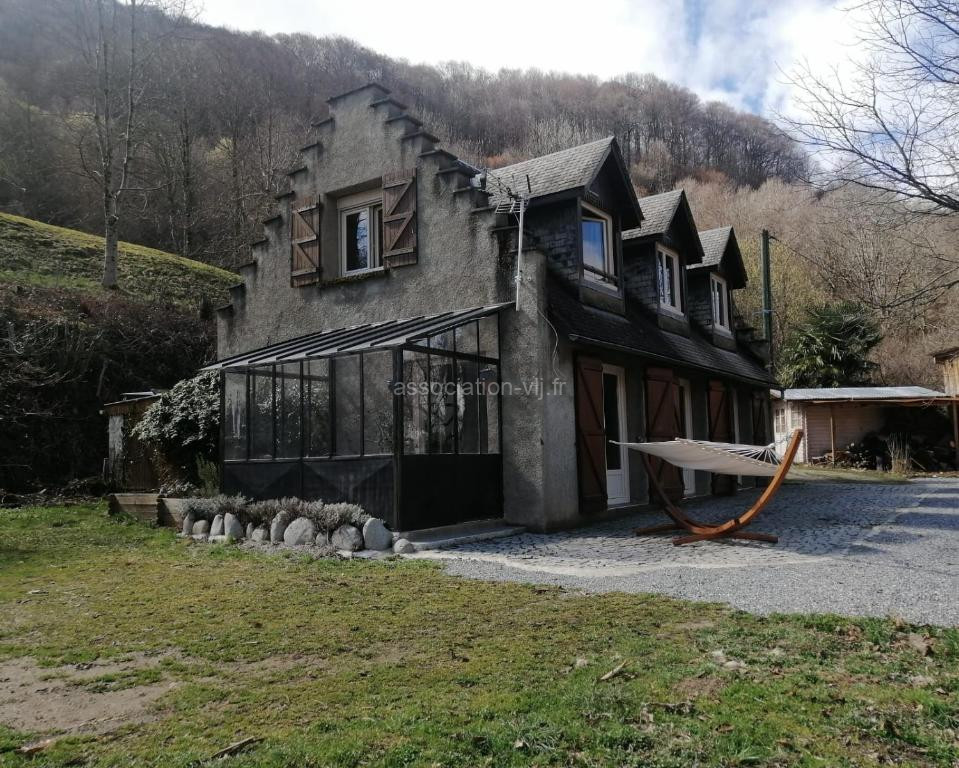 Photo de Maison en pleine montagne et nature